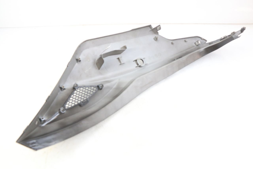 photo de LEFT REAR SIDE PANEL KYMCO AGILITY 16+ 4T 50 (2018 - 2023) - Zoom on usage condition