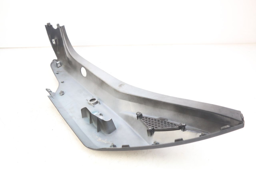 photo de LEFT REAR SIDE PANEL KYMCO AGILITY 16+ 4T 50 (2018 - 2023) - Technical close-up