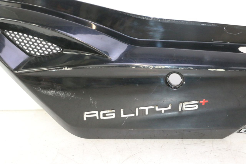 photo de LEFT REAR SIDE PANEL KYMCO AGILITY 16+ 4T 50 (2018 - 2023) - Zoom on usage condition