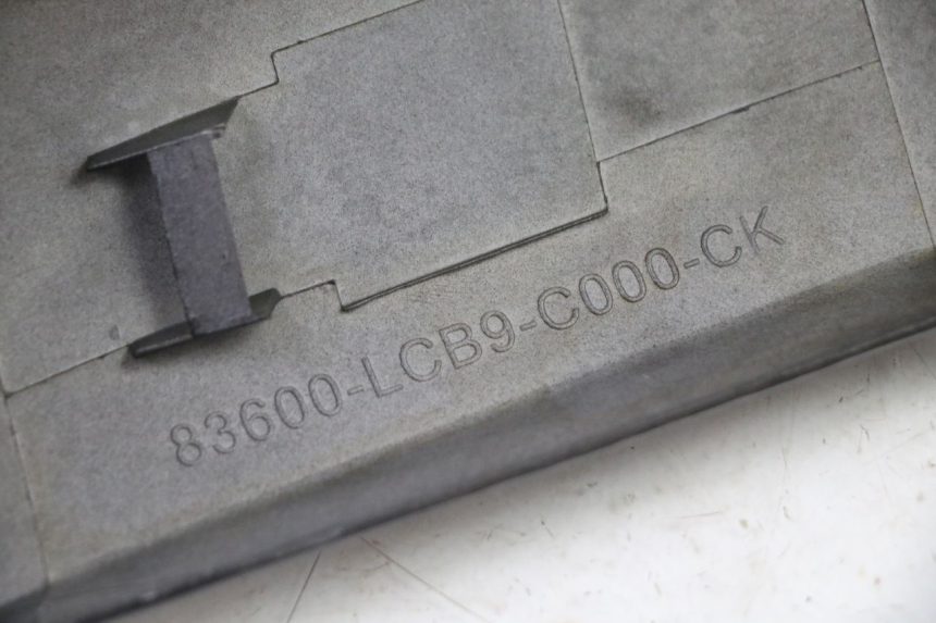 photo de LEFT REAR SIDE PANEL KYMCO AGILITY 4T 50 (2005 - 2018) - Distinctive features