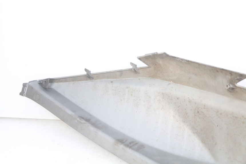 photo de LEFT REAR SIDE PANEL KYMCO DOWNTOWN ABS 125 (2015 - 2017) - Zoom on usage condition