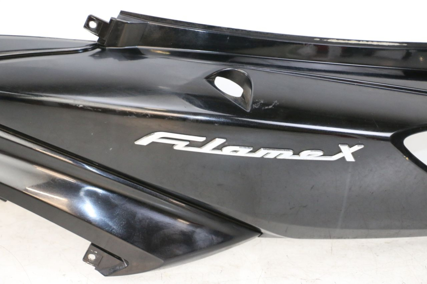 photo de REAR LEFT PANEL MBK FLAME X 125 (2007 - 2016) - Markings and original references