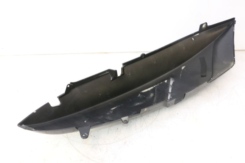 photo de REAR LEFT PANEL GILERA GP 800 (2007 - 2013) - Distinctive features