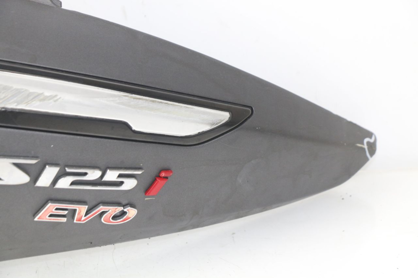 photo de REAR LEFT PANEL SYM GTS EVO 125 (2009 - 2013) - Alternative angle