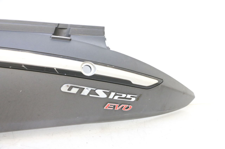 photo de REAR LEFT PANEL SYM GTS EVO 125 (2009 - 2013) - Zoom on usage condition