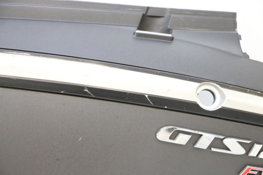photo de REAR LEFT PANEL SYM GTS EVO 125 (2009 - 2013) - Fixing points details