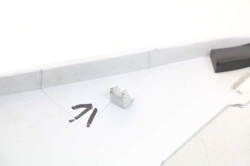 photo de LEFT REAR SIDE PANEL DAELIM S3 125 (2010 - 2017) - Zoom on usage condition