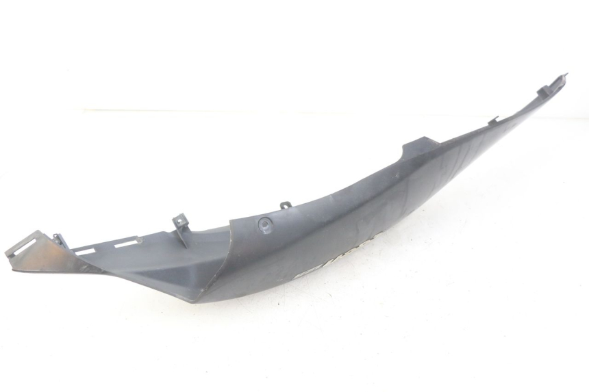 photo de LEFT REAR SIDE PANEL SUZUKI SIXTEEN 125 (2008 - 2010) - Technical close-up