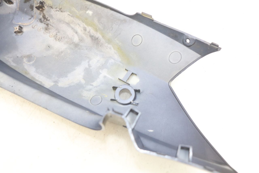 photo de LEFT REAR SIDE PANEL KYMCO VITALITY 2T 50 (2004 - 2010) - Zoom on usage condition