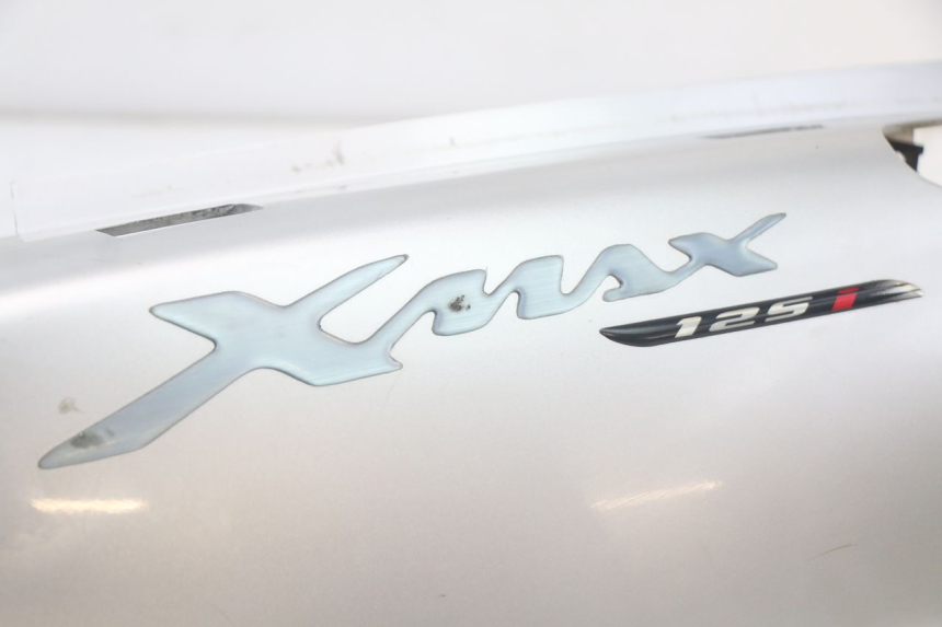 photo de LEFT REAR SIDE PANEL YAMAHA XMAX X-MAX 125 (2006 - 2009) - Technical close-up