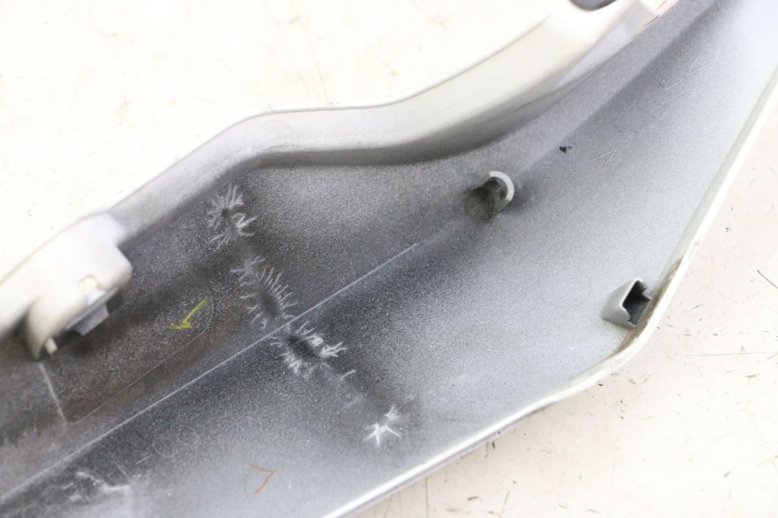 photo de REAR LEFT PANEL YAMAHA XJ6 ABS 600 (2008 - 2016) - Zoom on usage condition