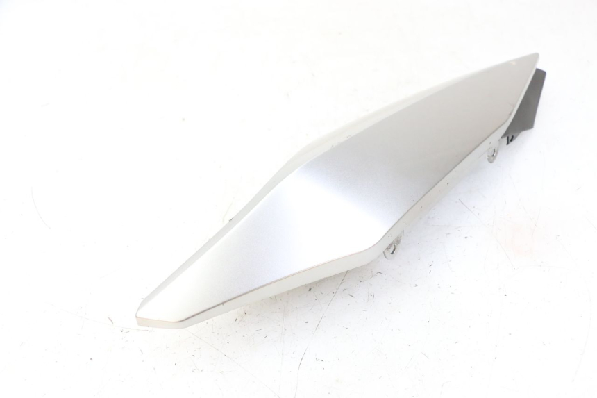 photo de REAR LEFT PANEL YAMAHA XJ6 600 (2008 - 2016) - Zoom on usage condition