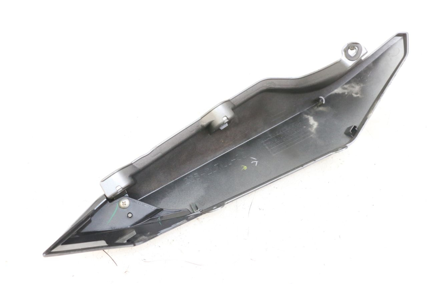 photo de REAR LEFT PANEL YAMAHA XJ6 ABS 600 (2008 - 2016) - Zoom on usage condition