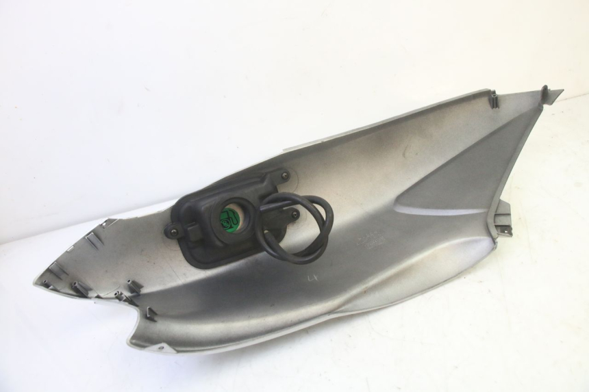 photo de REAR LEFT PANEL YAMAHA YP MAJESTY 125 (2002 - 2006) - Surface and material condition