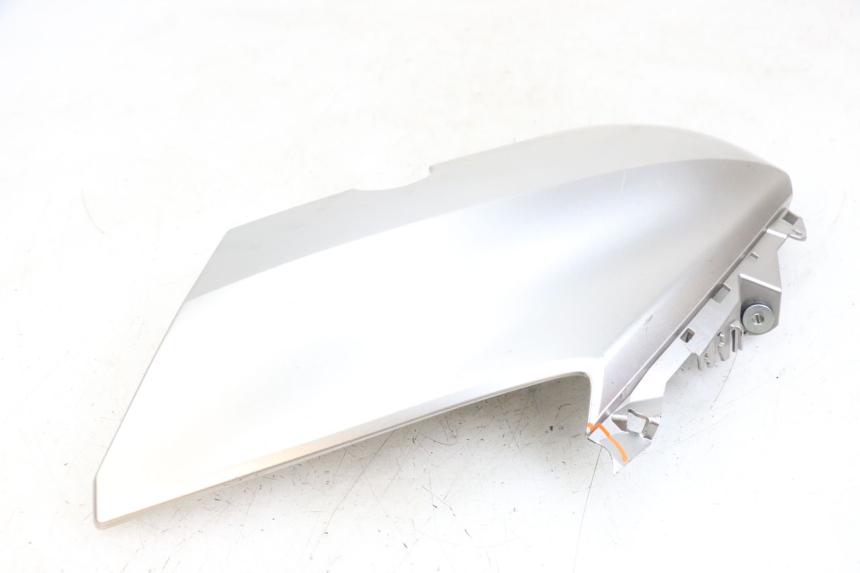 photo de RIGHT FRONT SIDE PANEL YAMAHA XMAX X-MAX ABS 125 (2017 - 2020) - Distinctive features