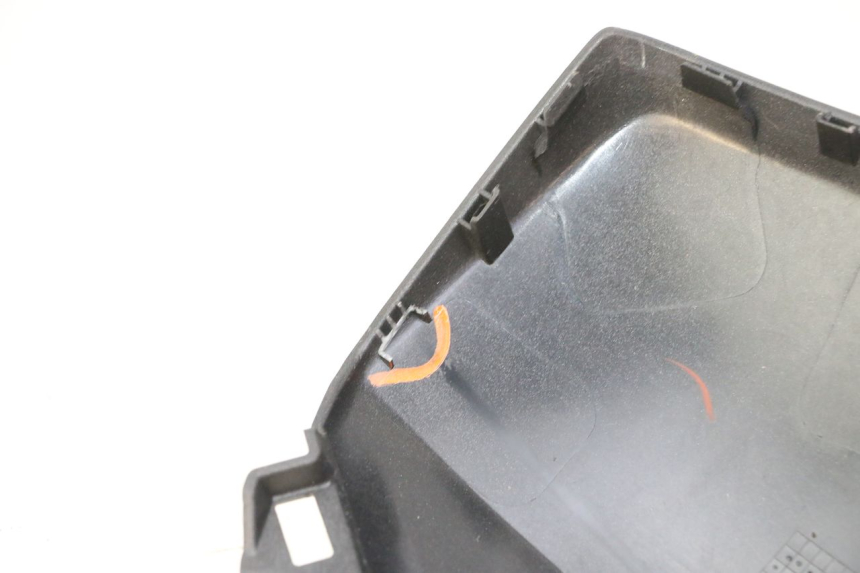 photo de RIGHT FRONT FAIRING YAMAHA XMAX X-MAX 125 (2021 - 2025) - Technical close-up