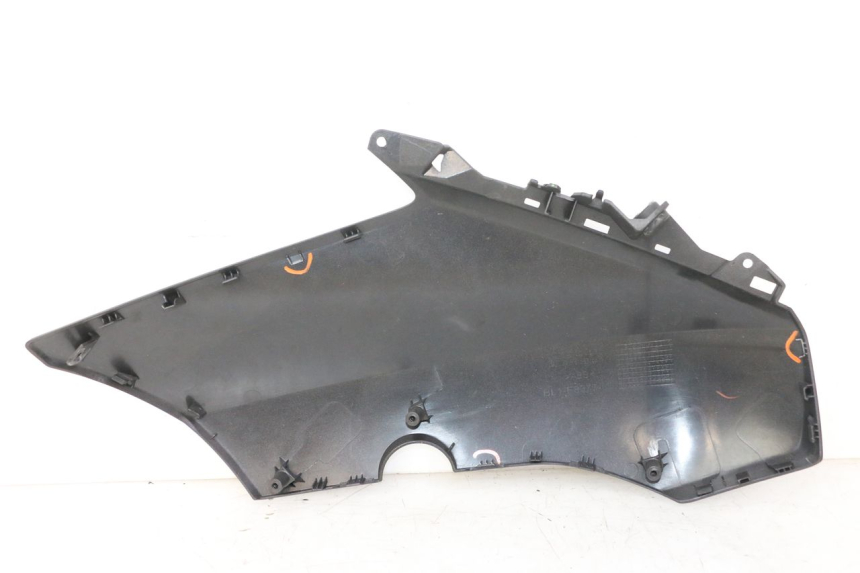 photo de RIGHT FRONT FAIRING YAMAHA XMAX X-MAX 125 (2021 - 2025) - Fixing points details