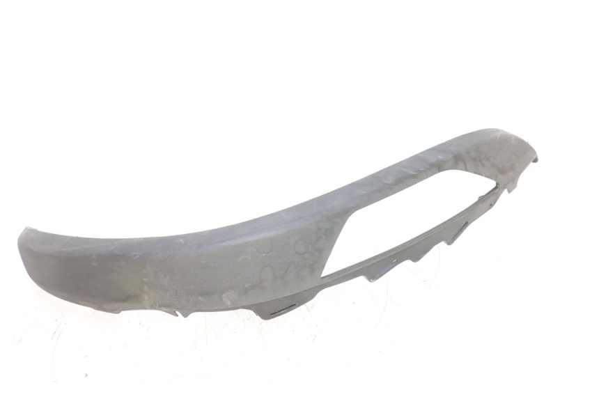 photo de LEFT FRONT FAIRING PIAGGIO MP3 125 (2006 - 2014) - Zoom on usage condition