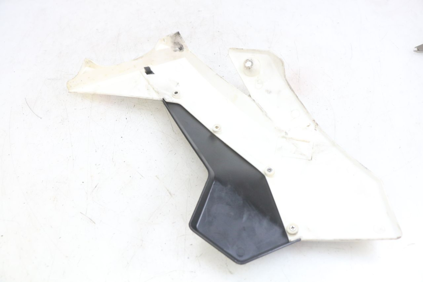 photo de LEFT FRONT SIDE PANEL YCF R-START 125 - Zoom on usage condition