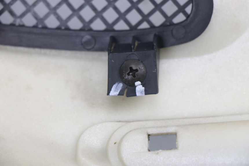 photo de LEFT FRONT FAIRING PEUGEOT SUM UP 125 (2008 - 2013) - Zoom on usage condition