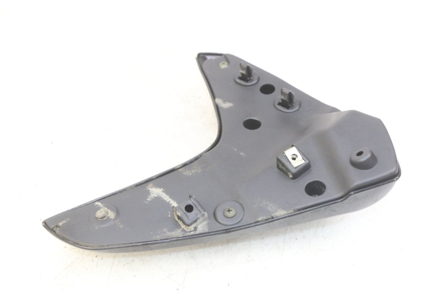 photo de LEFT FRONT SIDE PANEL SYM WOLF SB 125 (2011 - 2018) - Zoom on usage condition