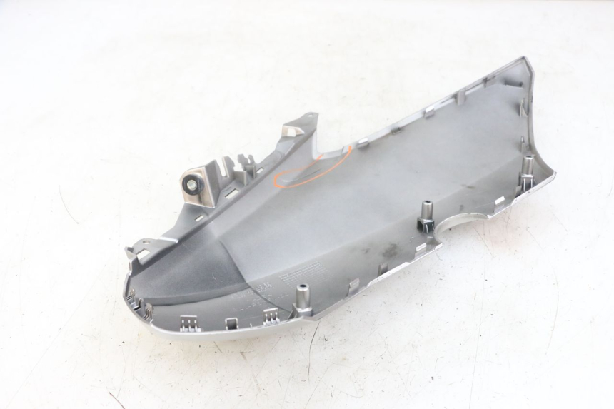 photo de LEFT FRONT SIDE PANEL YAMAHA XMAX X-MAX ABS 125 (2017 - 2020) - Fixing points details