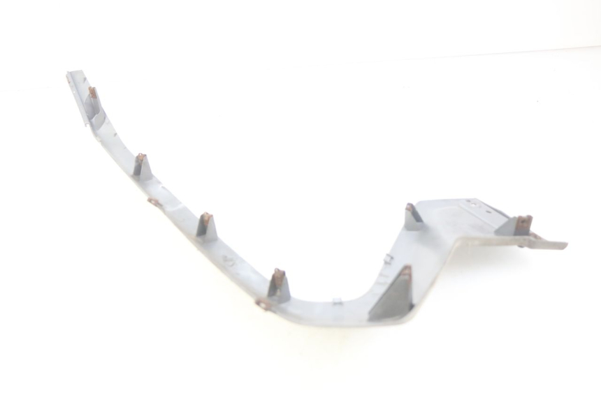 photo de LEFT FRONT SIDE PANEL YAMAHA XMAX X-MAX 125 (2006 - 2009) - Zoom on usage condition