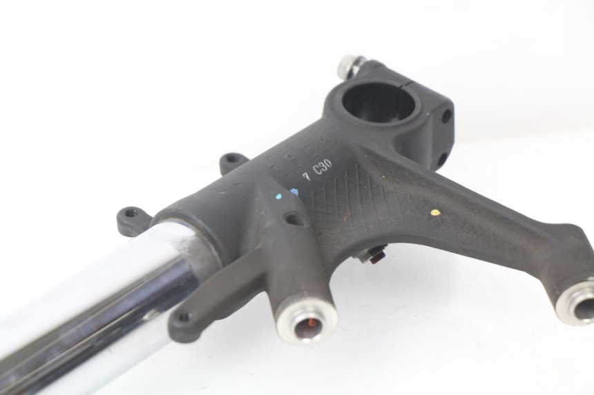 photo de FORKS LEG HONDA CBR RR FIREBLADE 1000 (2006 - 2007) - Surface and material condition