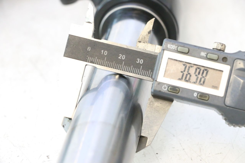 photo de FORKS LEG PEUGEOT CITYSTAR 2T 50 (2018 - 2021) - Detailed visual inspection