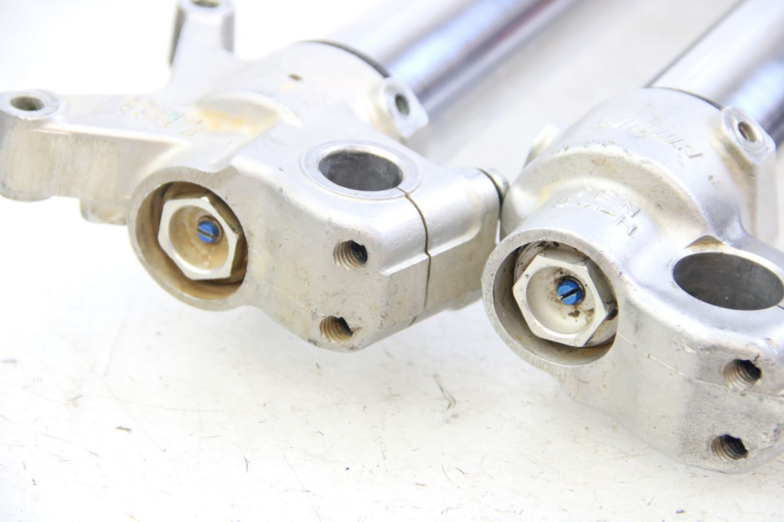 photo de FORK TUBE HONDA CRF 250 (2010 - 2013) - Fixing points details