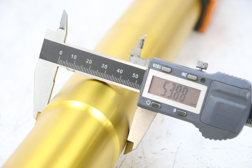 photo de RIGHT FORKS LEG BMW G310 R 310 (2016 - 2020) - Zoom on usage condition