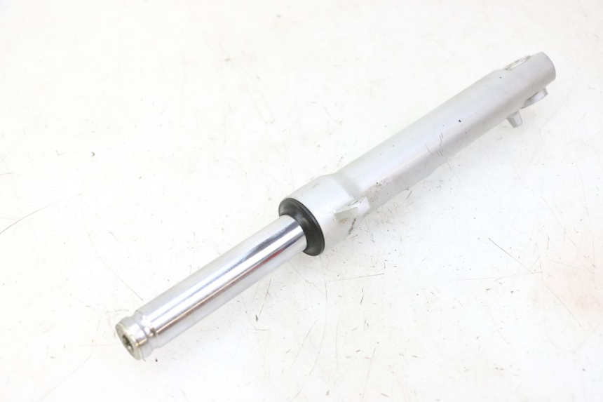 photo de RIGHT FORKS LEG PEUGEOT KISBEE 4T 50 (2018 - 2022) - Zoom on usage condition