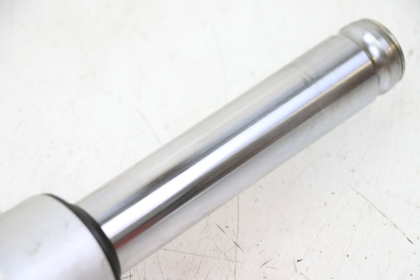 photo de RIGHT FORKS LEG PEUGEOT KISBEE 4T 50 (2018 - 2022) - Surface and material condition