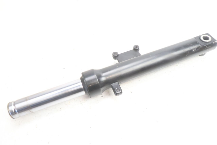 photo de RIGHT FORKS LEG SYM ORBIT III 3 4T 50 (2021 - 2025) - Alternative perspective