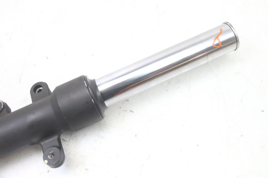 photo de RIGHT FORKS LEG YAMAHA X-MAX XMAX 125 (2010 - 2013) - Zoom on usage condition