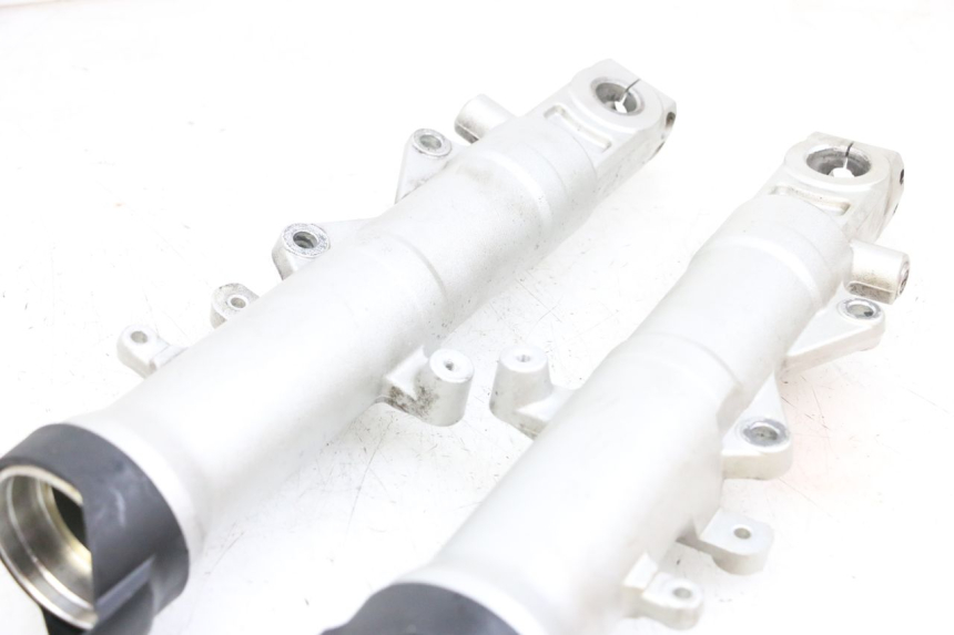 photo de FORKS LEG YAMAHA FJR ABS 1300 (2006 - 2012) - Fixing points details
