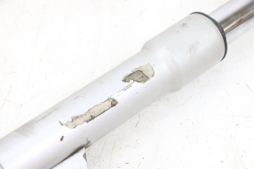 photo de LEFT FORKS LEG PIAGGIO FLY 4T 50 (2013 - 2017) - Fixing points details