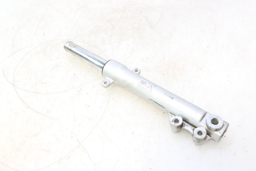 photo de LEFT FORKS LEG PEUGEOT KISBEE 4T 50 (2018 - 2022) - Technical close-up