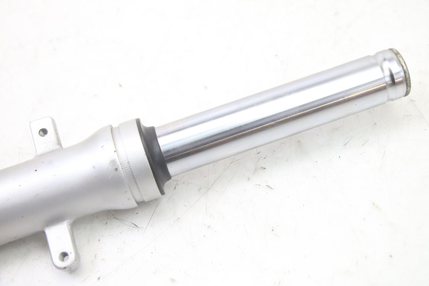 photo de LEFT FORKS LEG KYMCO GRAND DINK 125 (2008 - 2014) - Technical close-up
