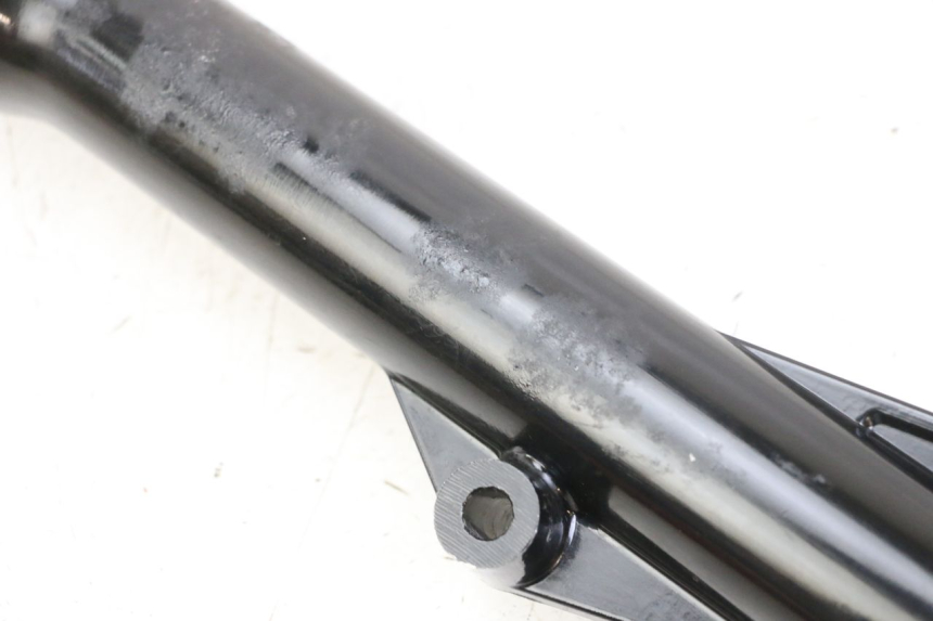 photo de LEFT FORKS LEG PEUGEOT TWEET 4T 50 (2023 - 2025) - Zoom on usage condition
