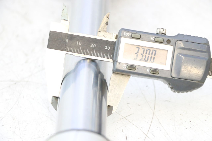 photo de LEFT FORKS LEG APOLLO RFZ 125 - Component detail
