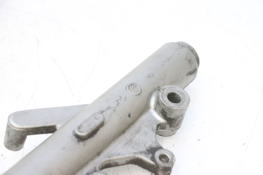 photo de LEFT FORKS LEG YAMAHA YP MAJESTY 125 (1998 - 2001) - Fixing points details