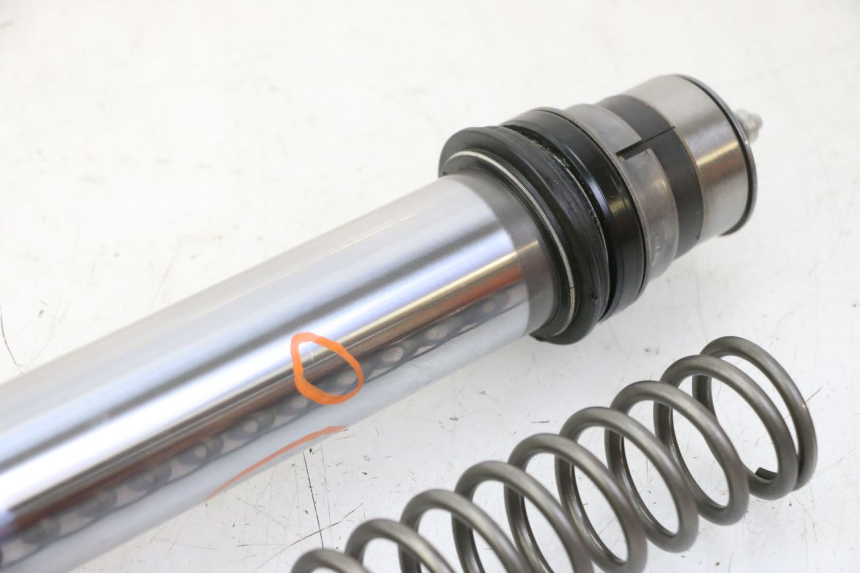 photo de LEFT FORKS LEG YAMAHA YZ 125 (1998 - 2005) - Distinctive features