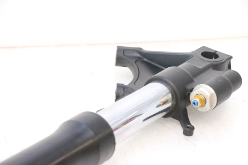 photo de LEFT FORKS LEG YAMAHA YZF R6 600 (2008 - 2009) - Alternative perspective
