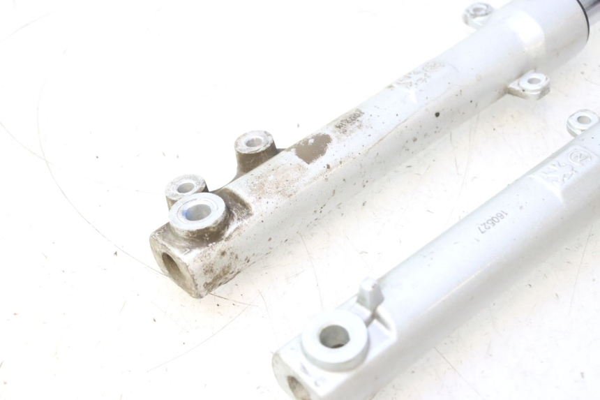 photo de FORKS LEG PEUGEOT KISBEE 2T 50 (2010 - 2017) - Fixing points details