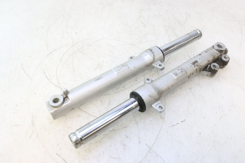 photo de FORKS LEG PEUGEOT KISBEE 2T 50 (2010 - 2017) - Additional view of the item