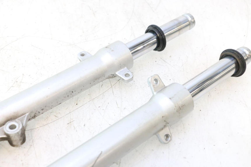 photo de FORKS LEG PEUGEOT KISBEE 2T 50 (2010 - 2017) - Alternative perspective