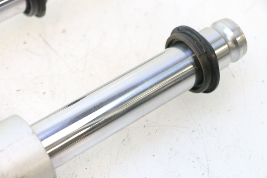 photo de FORKS LEG PEUGEOT KISBEE 2T 50 (2010 - 2017) - Technical close-up