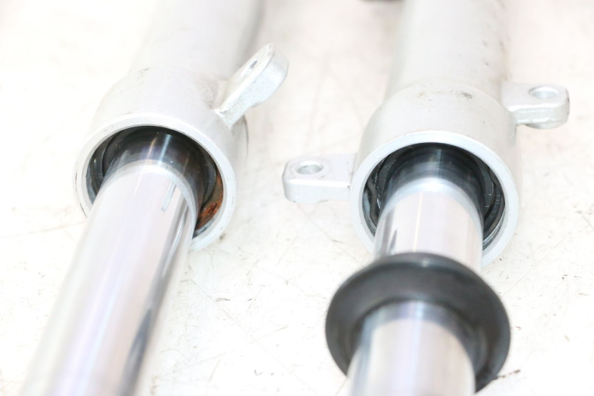 photo de FORKS LEG PEUGEOT KISBEE 2T 50 (2010 - 2017) - Fixing points details