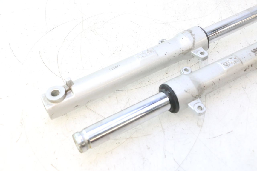 photo de FORKS LEG PEUGEOT KISBEE 2T 50 (2010 - 2017) - Surface and material condition